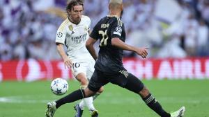 Modric realiza un pase en profundidad en el partido ante el Unión Berlín