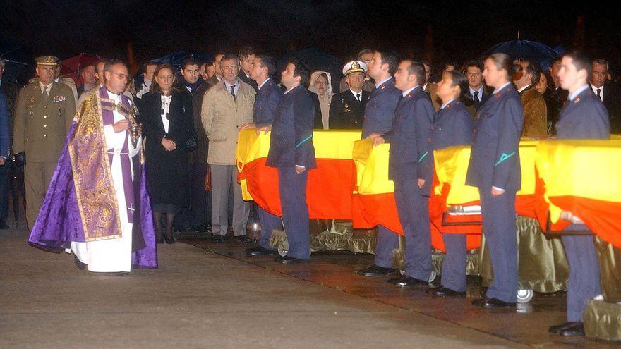 Llegada a Torrejón de los restos mortales de siete agentes del CNI asesinados en 2003 en Bagdad.