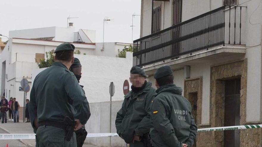 Agentes de la Guardia Civil, ante la casa donde se produjo el crimen, en Lebrija.