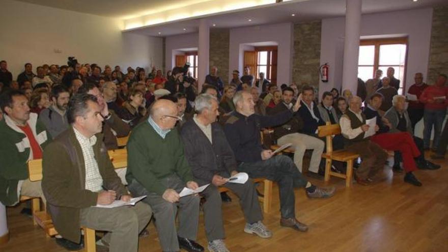 Desarrollo de una subasta de caza de ciervos, corzos y lobos celebrada en Villardeciervos.