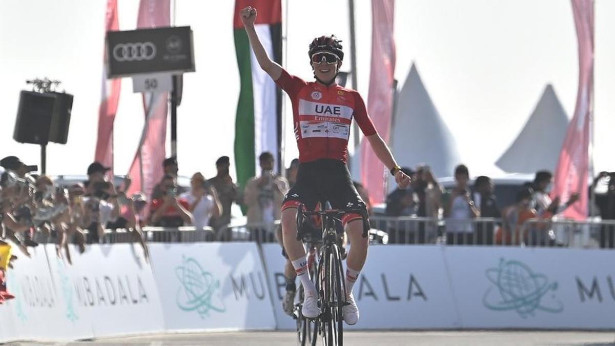 Tadej Pogacar vence en febrero, en el Tour de los Emiratos.