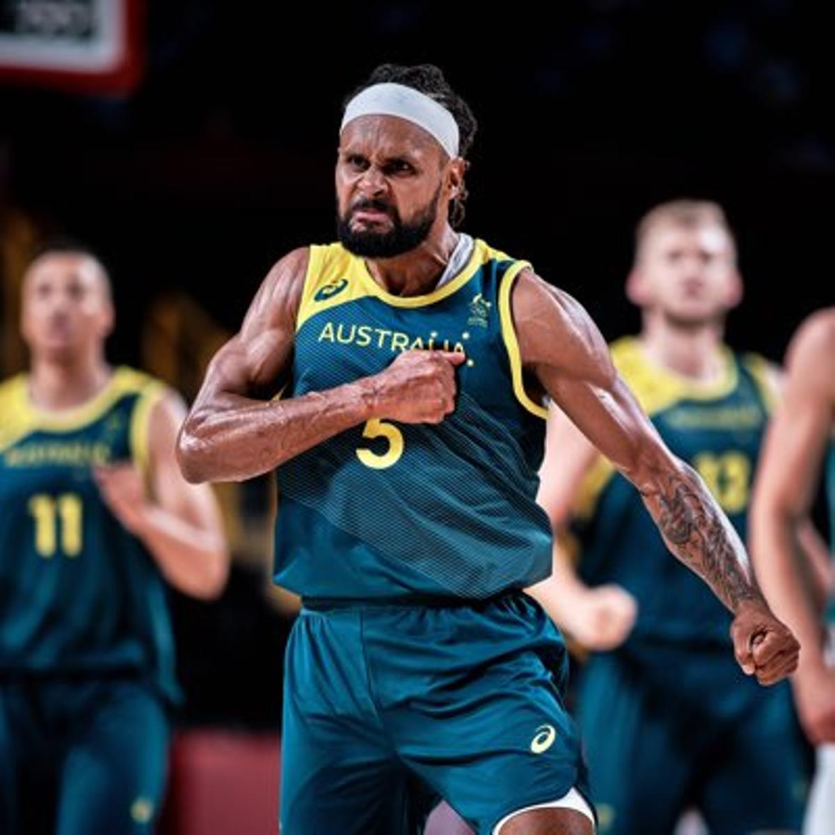 Mills, golpeándose el pecho con fuerza para celebrar una canasta en un partido con la selección nacional de Australia.