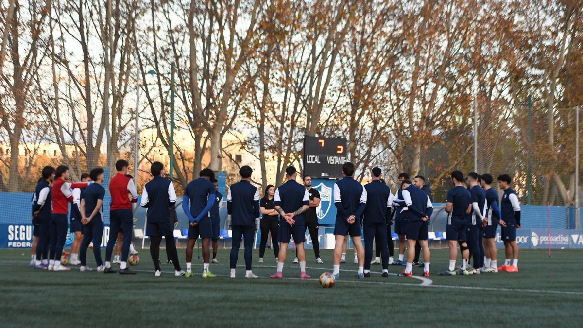 Los jugadores del Ebro, junto al cuerpo técnico, durante el entrenamiento del equipo este viernes.
