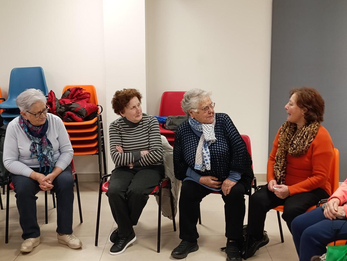 Josefina Sánchez, en el centro, durante un ejercicio del taller "Crear y Recrearse".