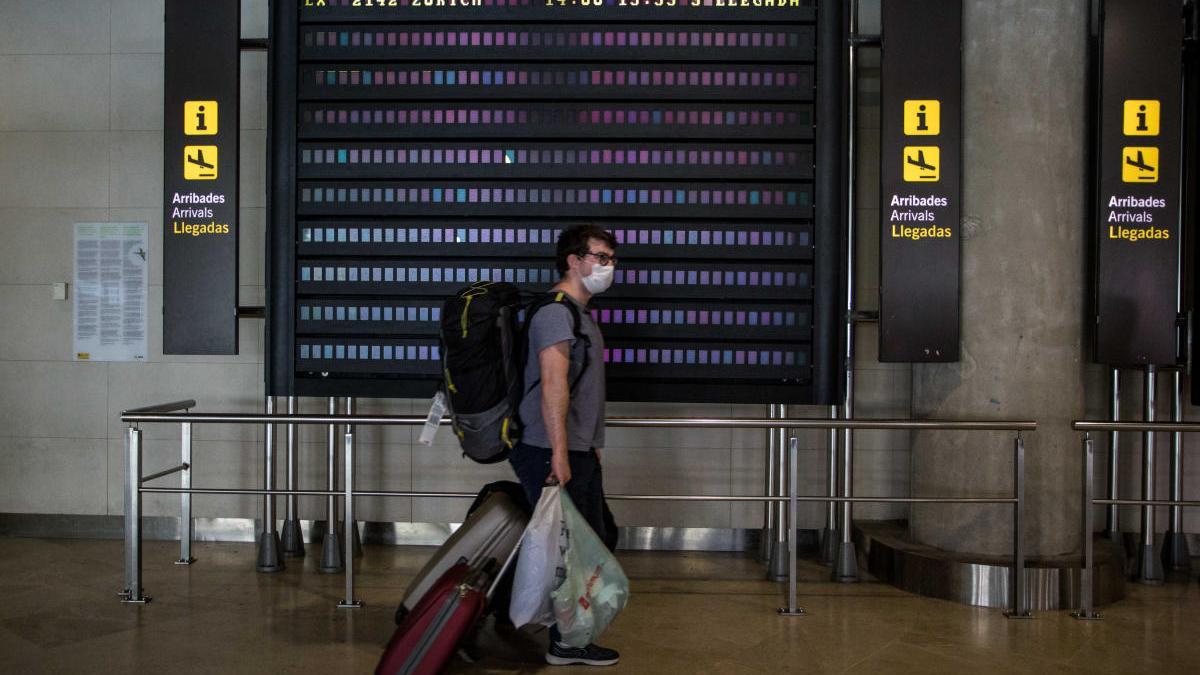 Un pasajero del primer vuelo que llegó a Manises durante el estado de alarma.