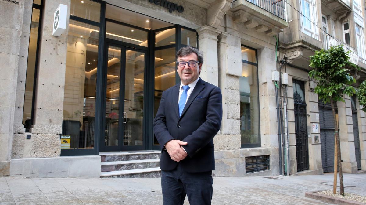 El director de Nortempo, Bartolomé Pidal, frente a sus oficinas en Vigo.