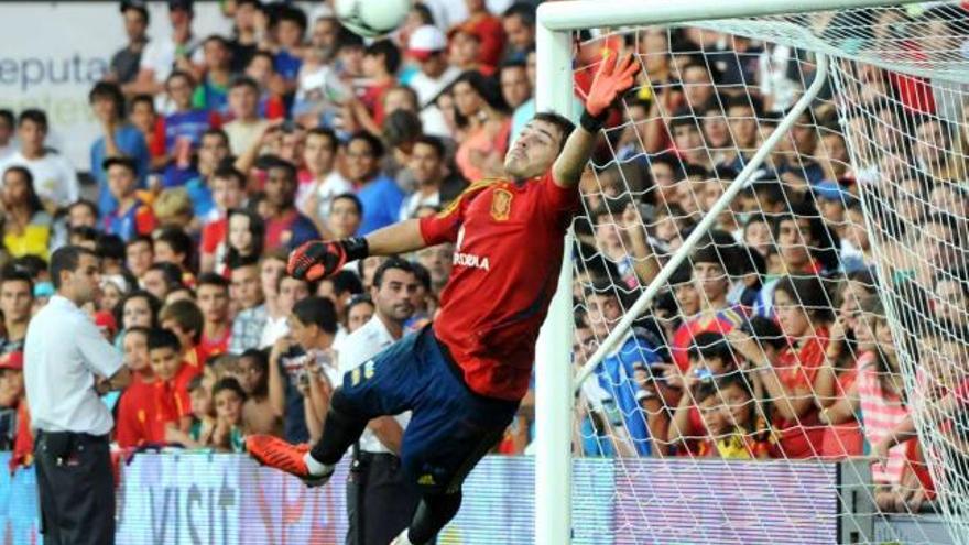 Casillas &#039;vuela&#039; ayer en Pasarón para intentar detener un balón durante el entrenamiento. / gustavo santos