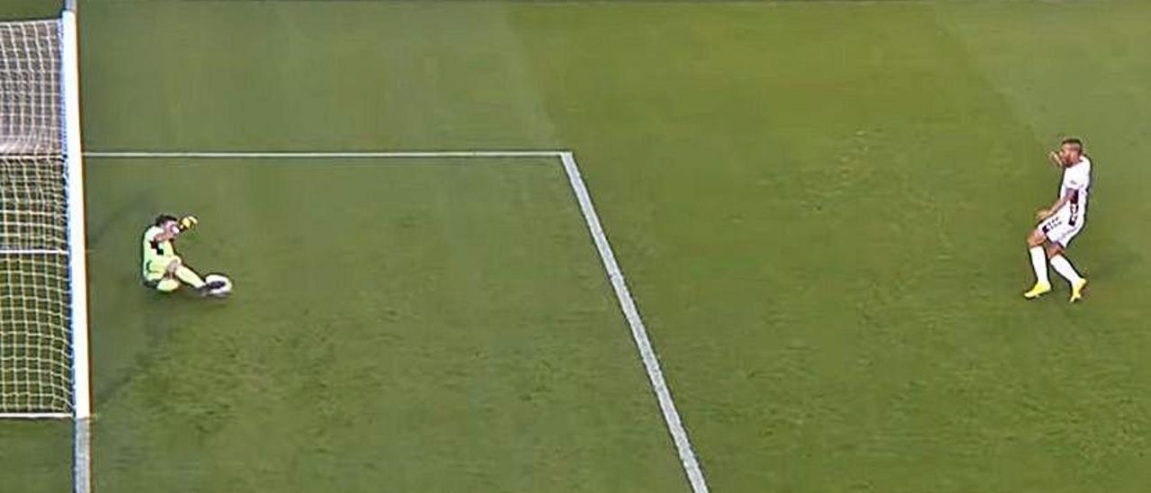 Detiene el penalti. El portero adivina el lanzamiento del que fuera jugador del Oviedo la pasada temporada.