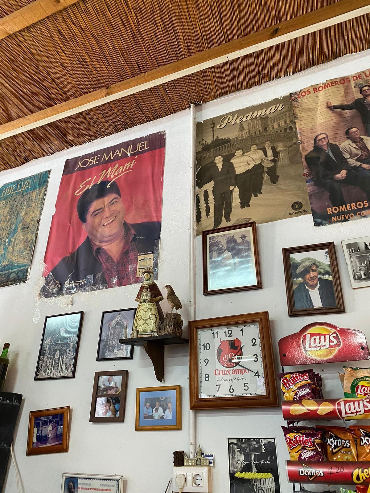 José Manuel 'El Mani', cliente habitual de la bodega bormujera y muy querido en esa casa, corona la pared del salón.