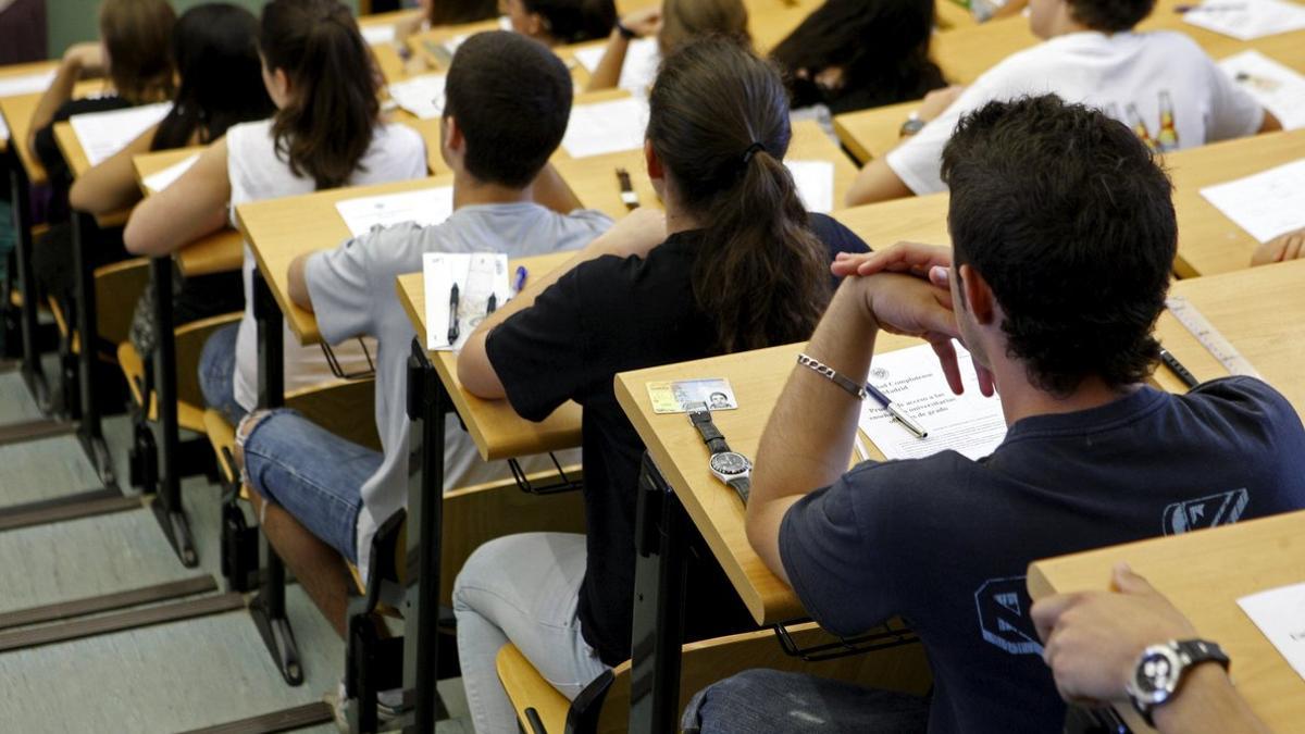 Estudiantes examinándose de la EvAU en Madrid