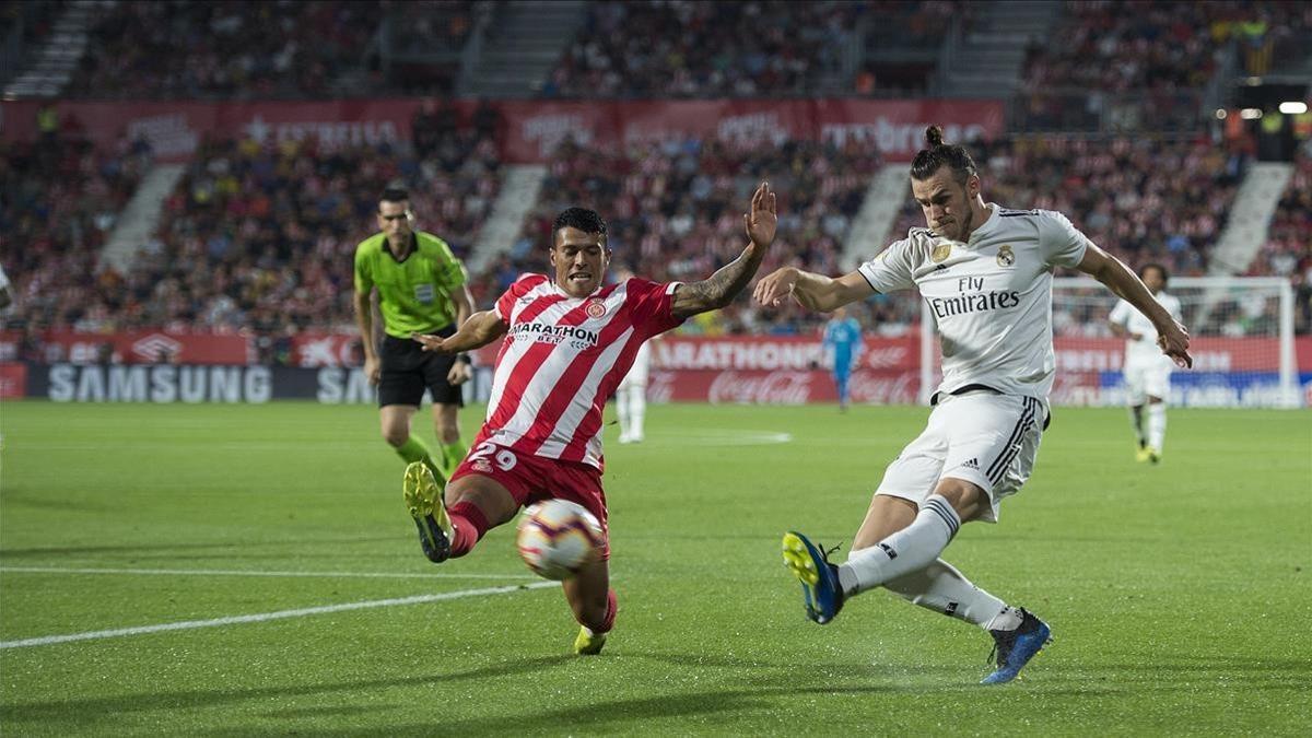 Bale dispara a puerta ante la oposición de Pedro Porro.