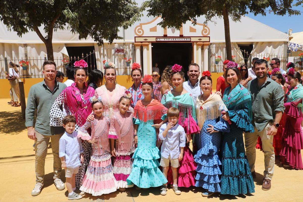 Amigos en El Arenal el domingo de Feria