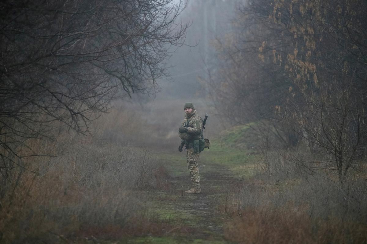 Un militar ucraniano en la linea del frente cerca del pueblo de Travneve.