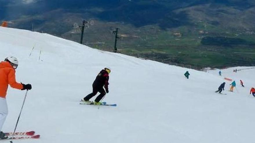 Uns esquiadors, ahir, Primer de Maig, a Masella