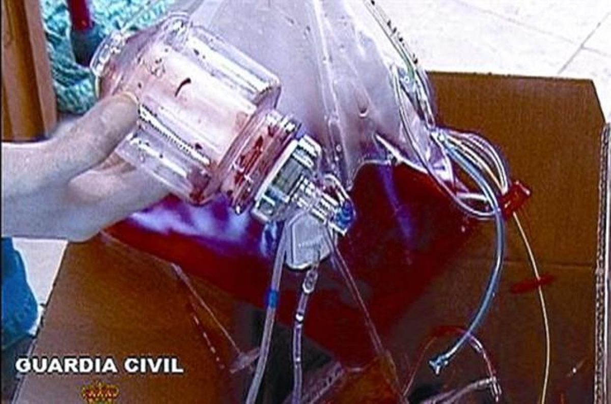 Estris 8 Utensilis per a transfusions incautats el maig del 2006.