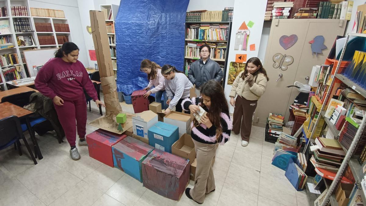 Los más pequeños con el monumento fallero.