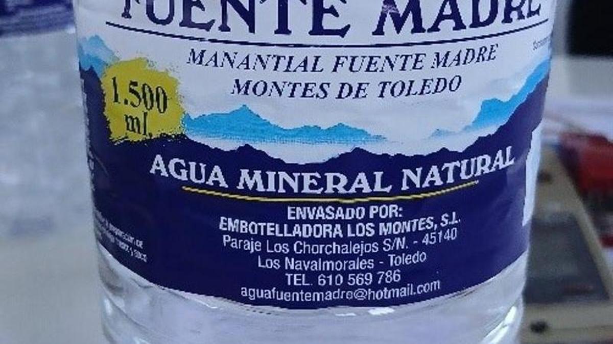 Agua embotellada de la marca Fuente Madre afectada por una alerta sanitaria.
