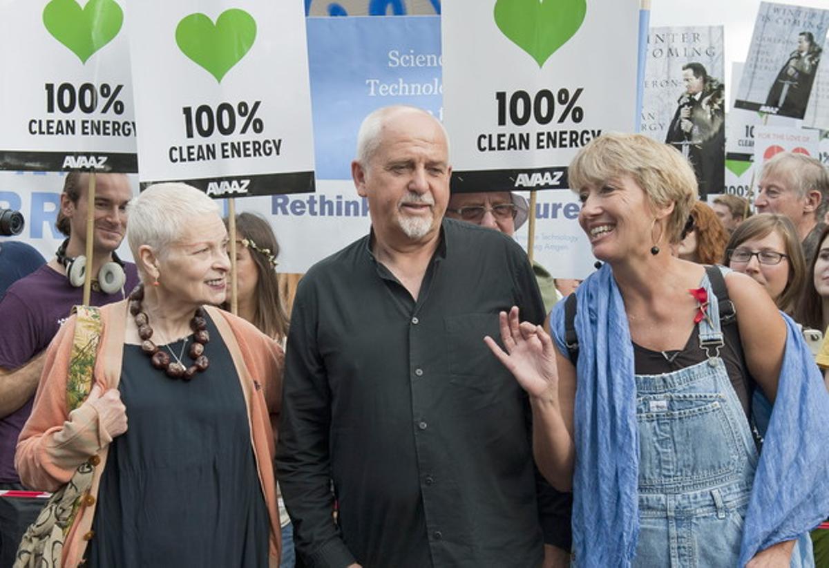 La diseñadora Vivienne Westwood, el músico Peter Gabriel y la actriz Emma Thompson, en la marcha de Londres.