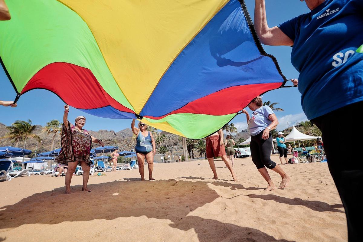 Olimpiadas Playeras en la playa de Las Teresitas por el Día de Los Abuelos y Abuelas Olimpiadas Playeras en la playa de Las Teresitas por el Día de Los Abuelos y Abuelas