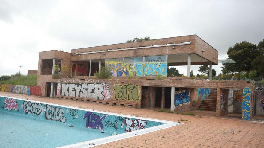Zona deportiva de Montegolf, que lleva años en estado de abandono. | Iago López