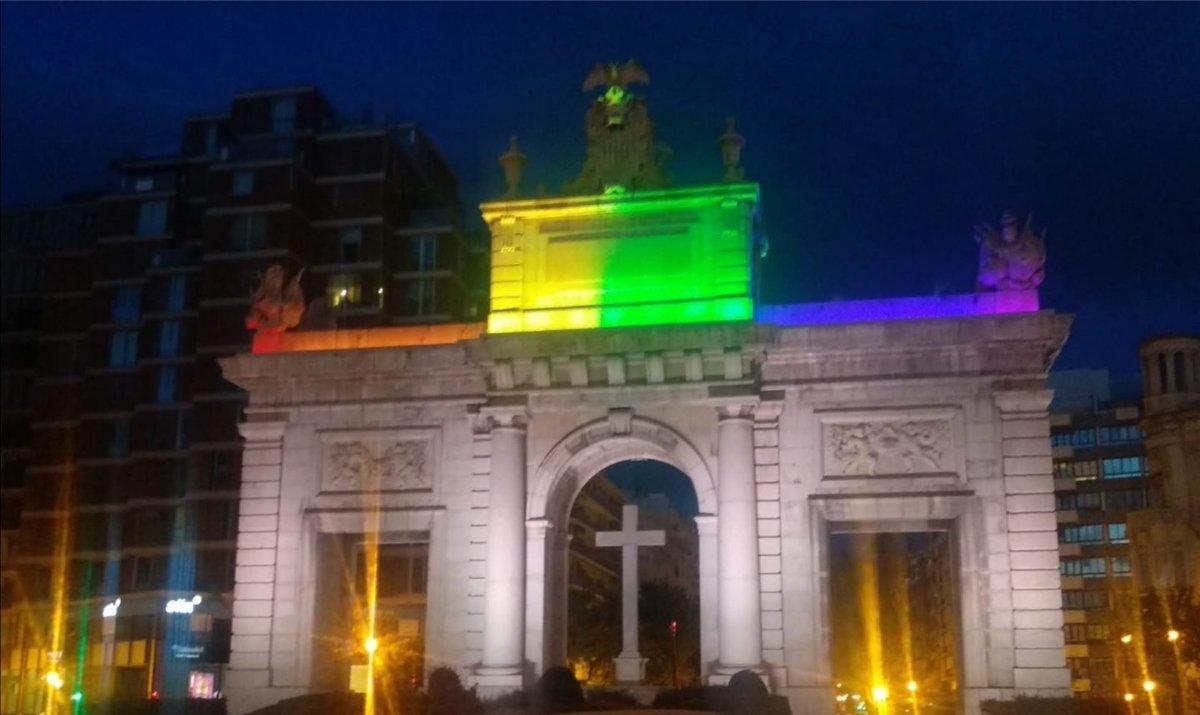 La Porta de la Mar iluminada con los colores del colectivo LGTBI+.