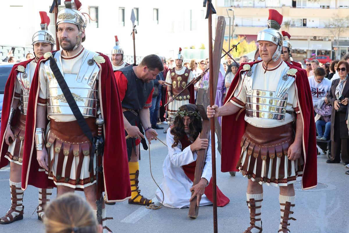 Galería: imágenes del vía crucis de Santa Eulària