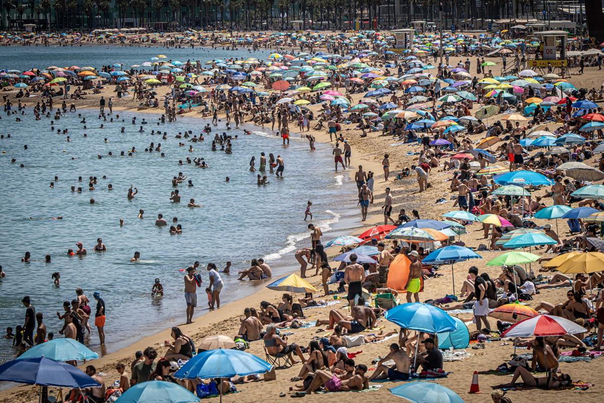 Las playas de Barcelona se llenan con el aumento de las temperaturas
