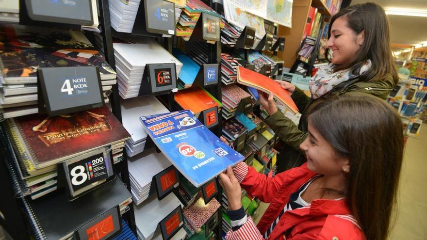 Compra de libros de texto y cuadernos en una librería. // G.Santos