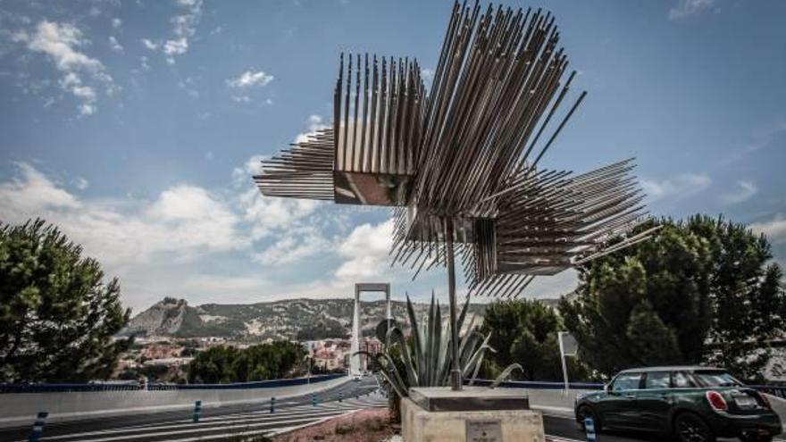 La escultura, situada a la entrada del Fernando Reig.