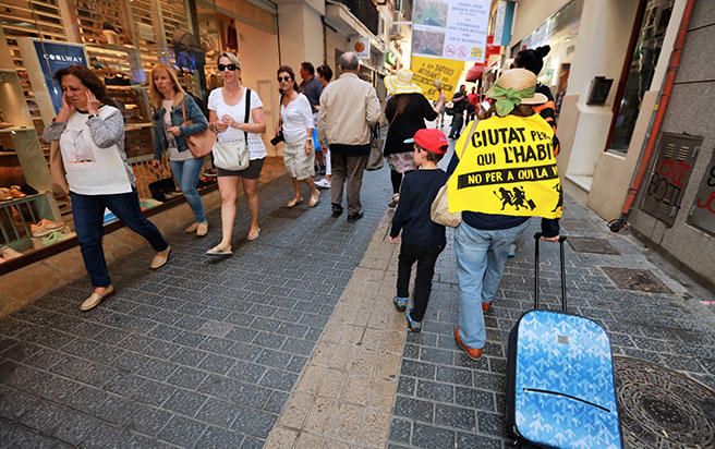 Más de 200 'guiris' protestan contra el turismo masivo