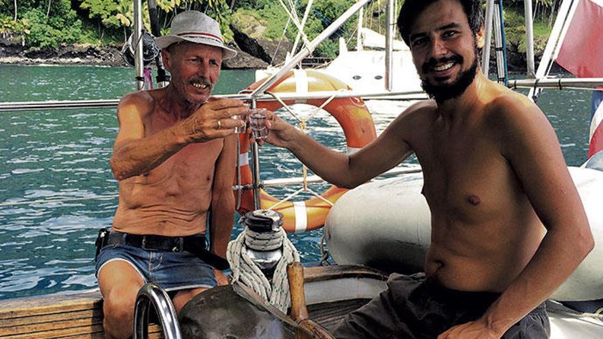 Prost auf die Südsee: Vicente de Vera (rechts) und ein norwegischer Skipper vor einer der Marquesas-Inseln.