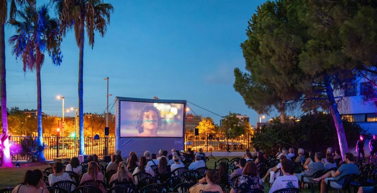 La projecció del film 'Estiu 1993' al Club Diario de Mallorca.