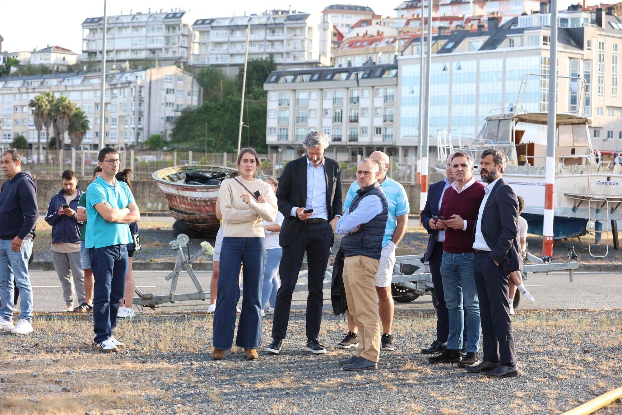 Gran humareda por un incendio en la nave de Profand en el puerto de Sada