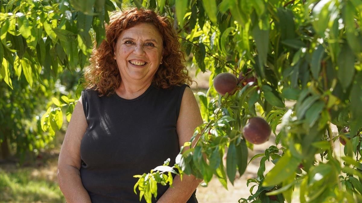 Maria Rovira, en los campos frutales de La Fortesa.