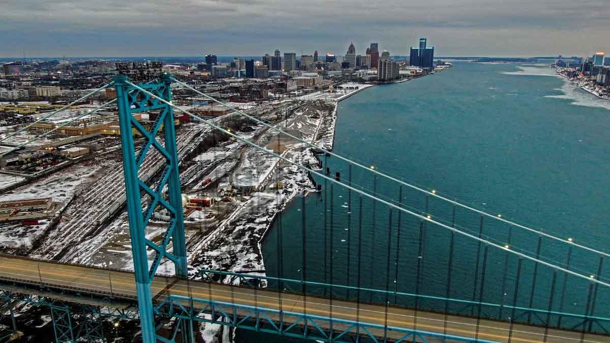 El puente Ambassador, bloqueado por camioneros contrarios a la pandemia en Detroit (Estados Unidos) y Windsor (Canadá)