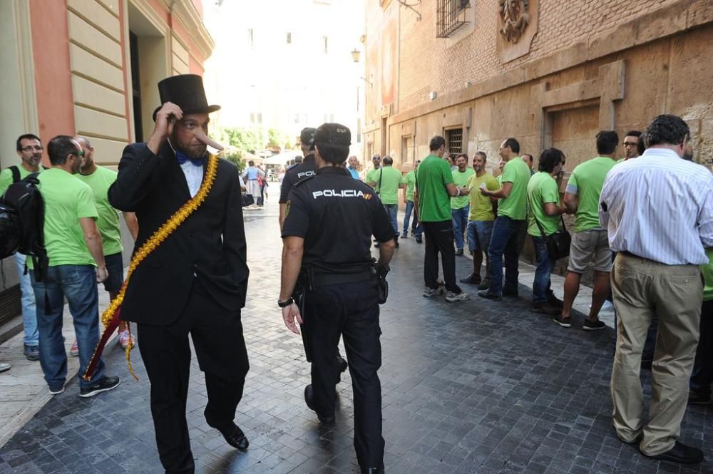 Pleno municipal con protesta