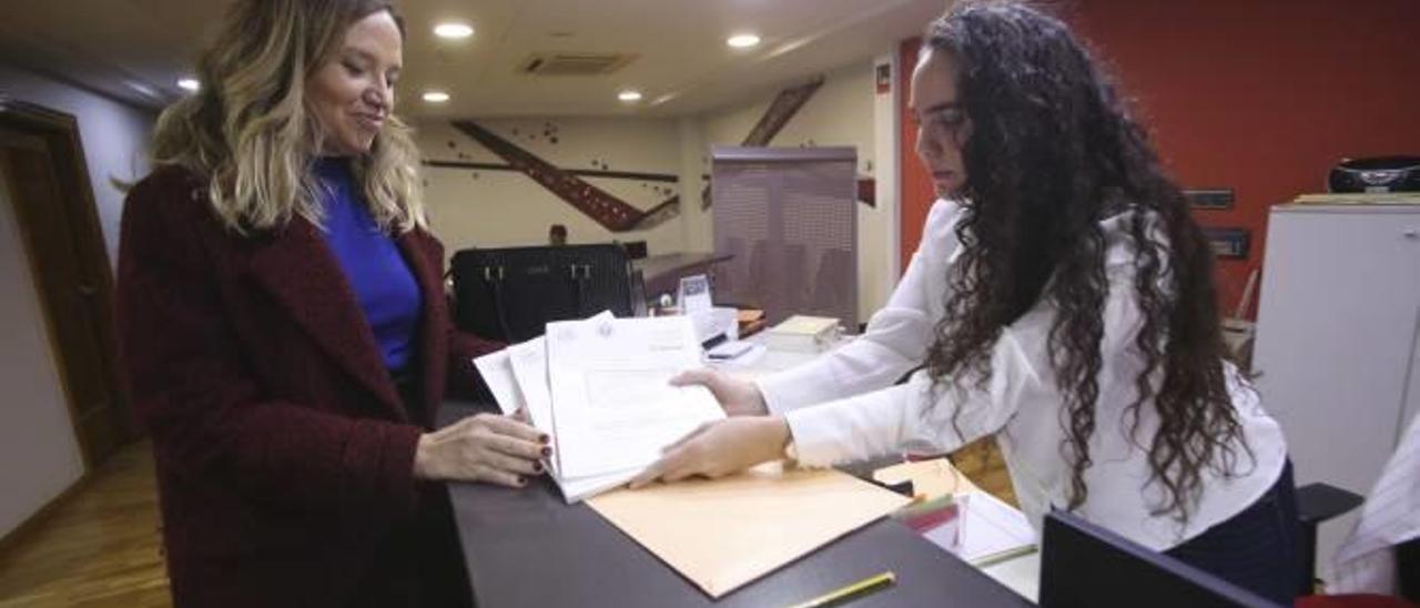 Pilar Punzano recibiendo, ayer, una copia de la escritura de su hipoteca.