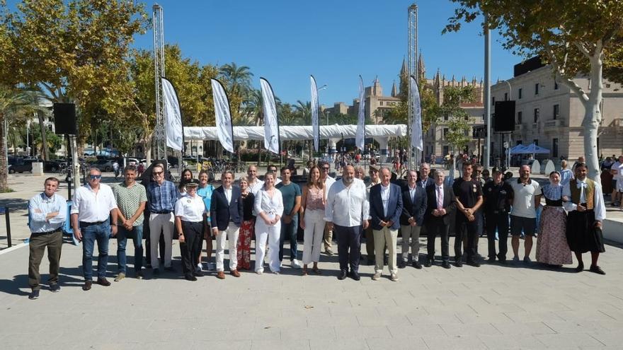 El alcalde de Palma, Jaime Martínez y el presidente de la APB, Javier Sanz, posan con los representantes de los 25 colaboradores de la Jornada