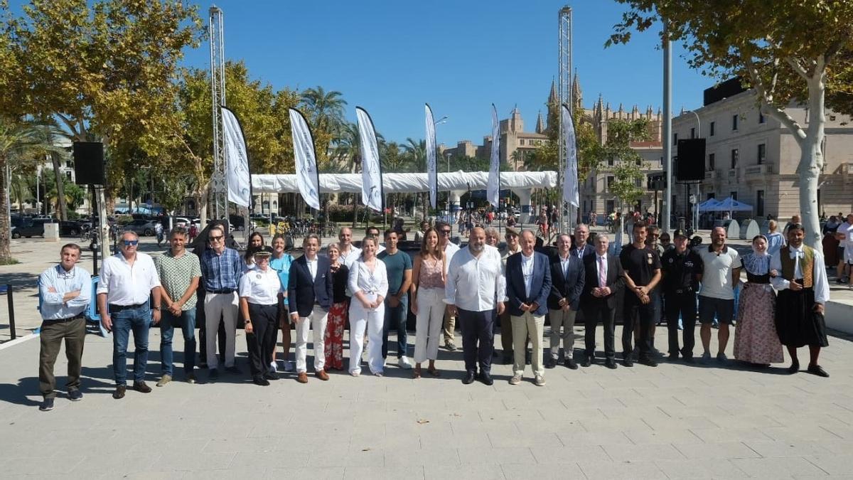 El alcalde de Palma, Jaime Martínez y el presidente de la APB, Javier Sanz, posan con los representantes de los 25 colaboradores de la Jornada