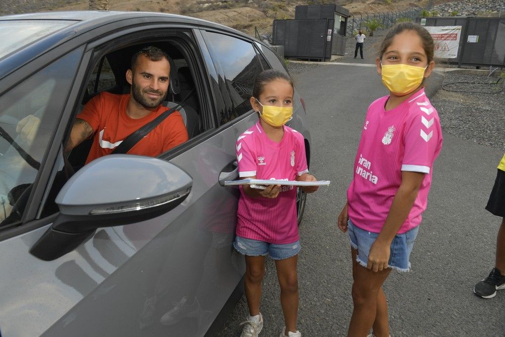 La plantilla de la UD Las Palmas firma autógrafos antes del derbi