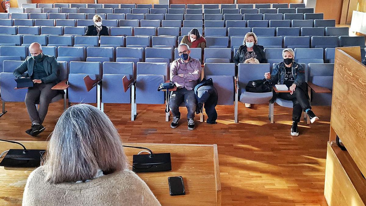 La alcaldesa, Victoria Portas, de espaldas, con integrantes de la Mesa de Comercio, en el Concello. |   // S.Á.