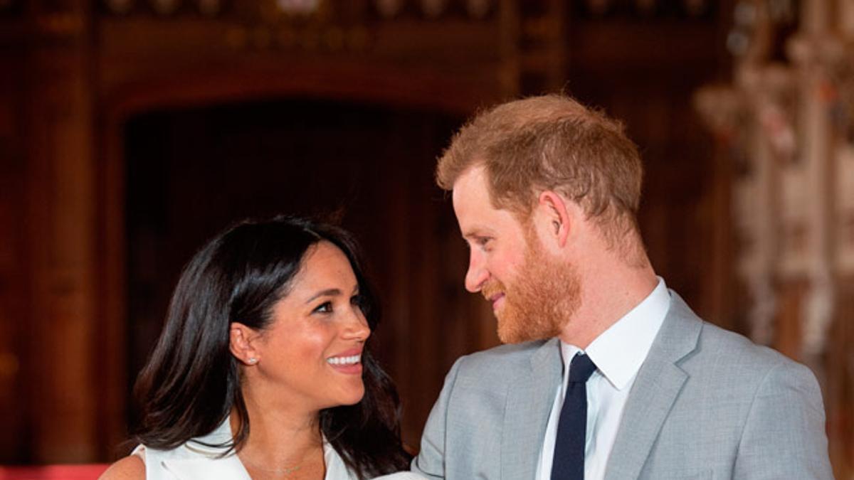 El príncipe Harry con su hijo recién nacido en brazos, junto a Meghan Markle