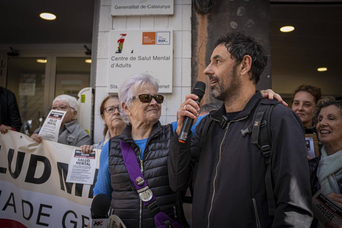 Protesta en Santa Coloma por las listas espera en salud mental