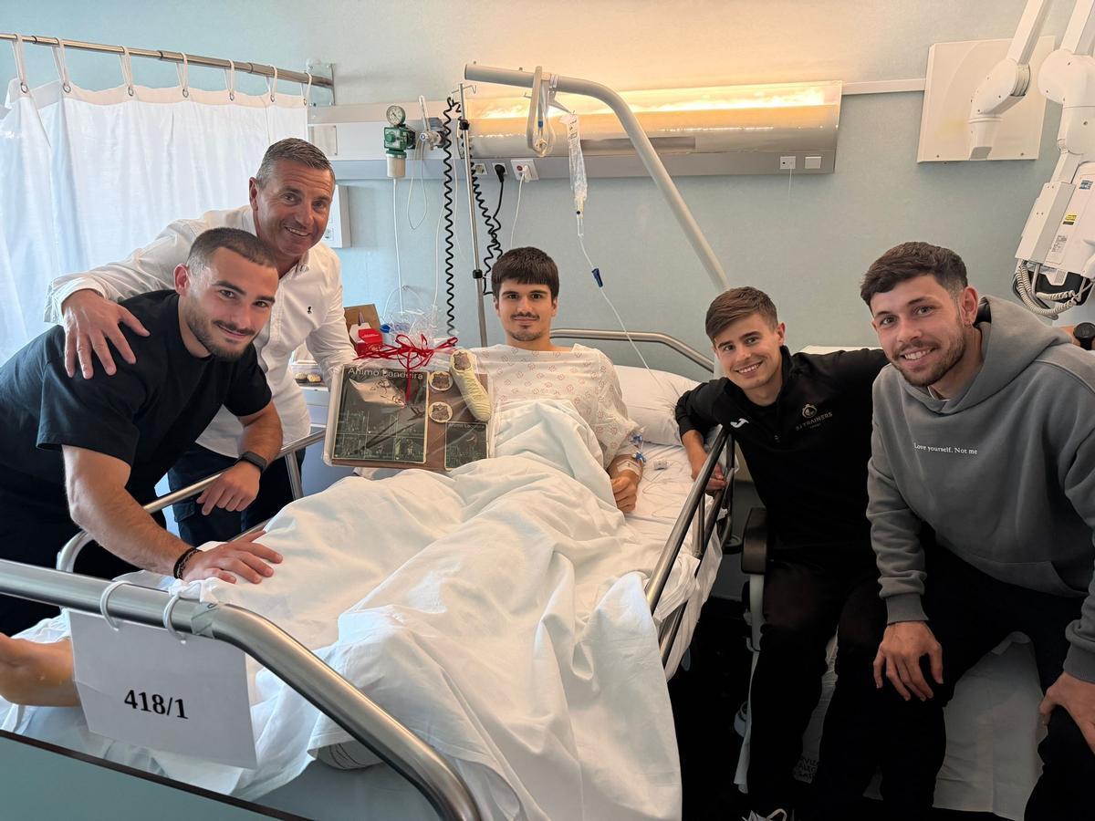 Toño Camba y varios compañeros del equipo posan junto a Landeira.