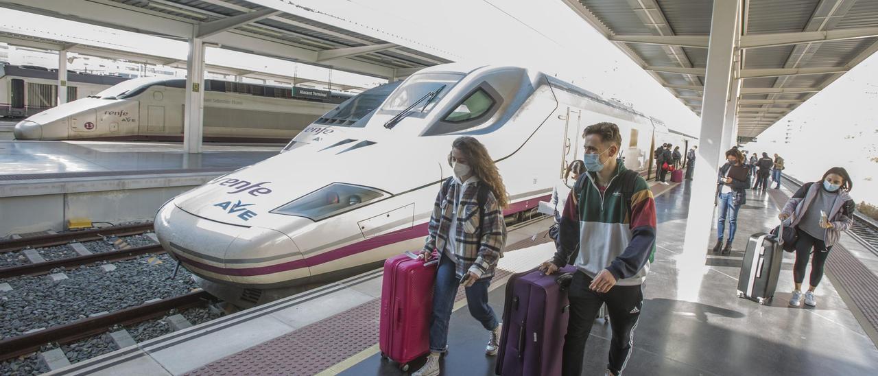 Renfe sustituye los "viejos" AVE de la línea Alicante-Madrid por los Talgo S-102