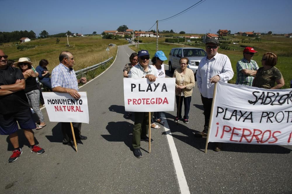 Concentración de los vecinos de Bayas, en Castrillón, contra la presencia de perros en la playa