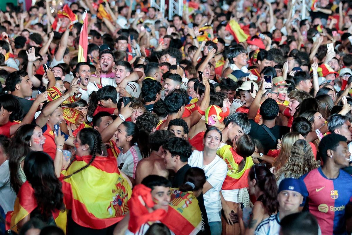 Imágenes del ambiente del partido de España en Santa Cruz