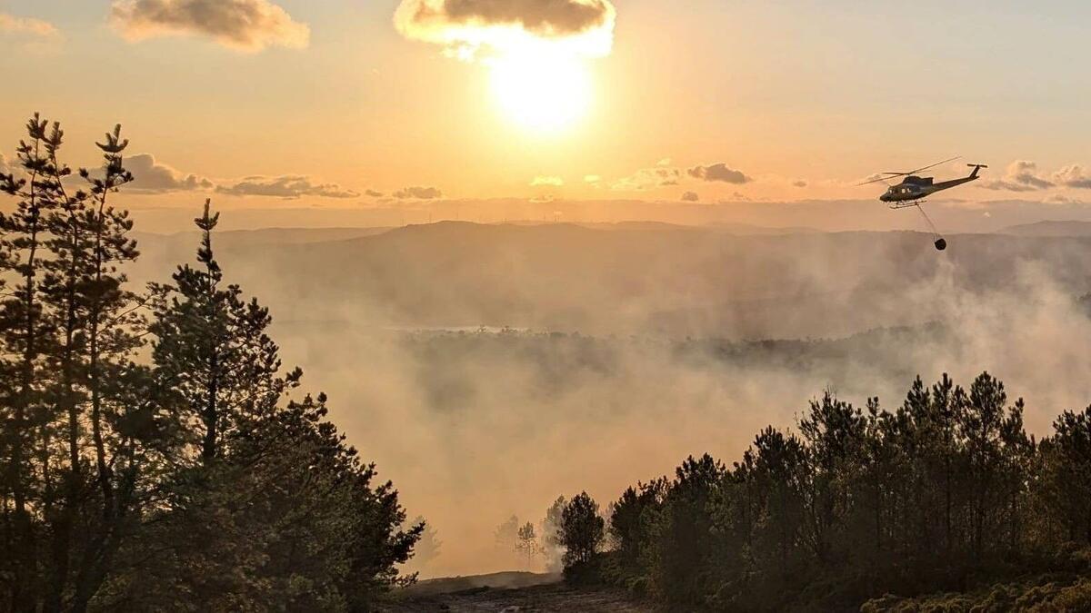 Un dos helicópteros que participou na extinción do incendio forestal en Lousame.