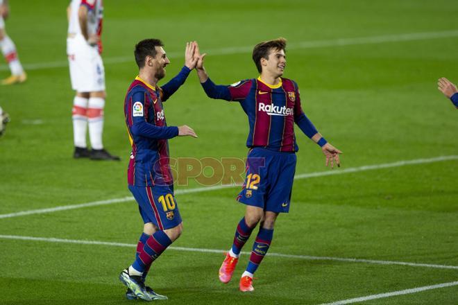 Leo Messi y Riqui Puig celebran un gol durante el partido de LaLiga entre el FC Barcelona y el Alavés disputado en el Camp Nou.