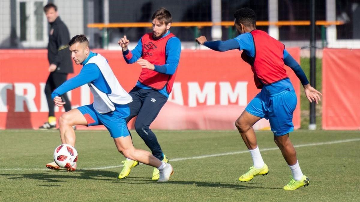 Borja García se va de dos compañeros en un entrenamiento del Girona.